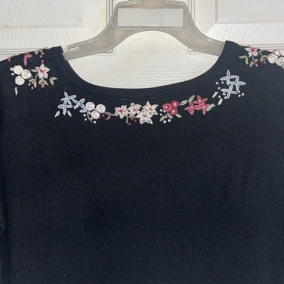 VTG-fashion bug-26/28-black-floral,button down, embroidered, cardigan sweater. - Picture 3 of 14